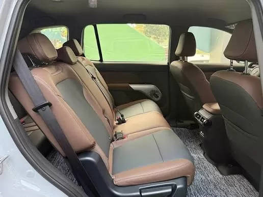 VINFAST MPV7