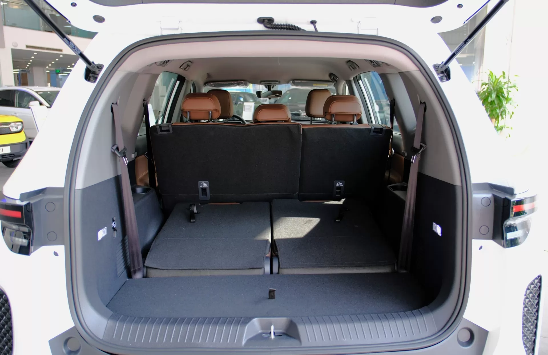 VINFAST MPV7